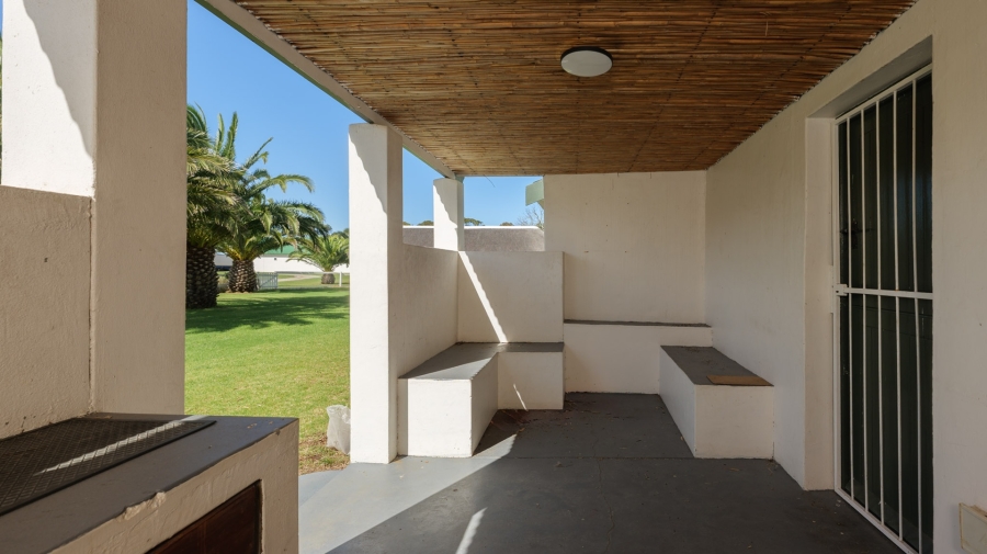 To Let 4 Bedroom Property for Rent in Struisbaai Western Cape